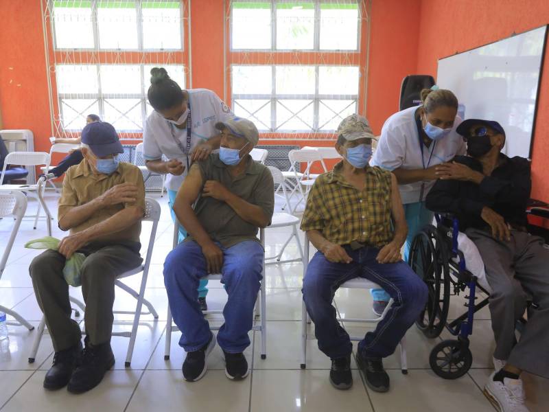 Residente en el asilo Perpetuo Socorro son vacunados con la bivalente anti covid.