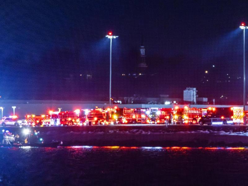 Equipos de rescate se reunieron para responder a un accidente aéreo en el río Potomac, cerca del Aeropuerto Nacional Ronald Reagan en Washington, DC. EFE/EPA/JIM LO SCALZO