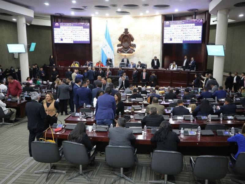 Diputados votan en la elección de la nueva junta directiva del Congreso Nacional en Tegucigalpa.