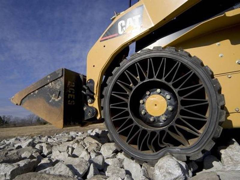 Las llantas radiales MICHELIN X®TWEEL® SSL Airless elimina las ponchaduras y la necesidad de mantenimiento constante.