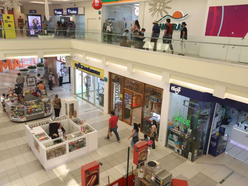 Los centros comerciales Multiplaza, Mega Mall, City Mall y Altara ya tienen un aumento en el tráfico de consumidores, que buscan sus atuendos por las fiestas navideñas y de fin de año, además de los regalos para sus amigos y familiares