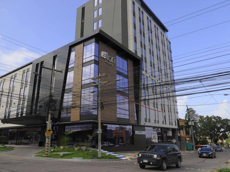 El imponente hotel Aloft San Pedro Sula es de 10 niveles y está en barrio Río de Piedras. Foto: M. Cubas.