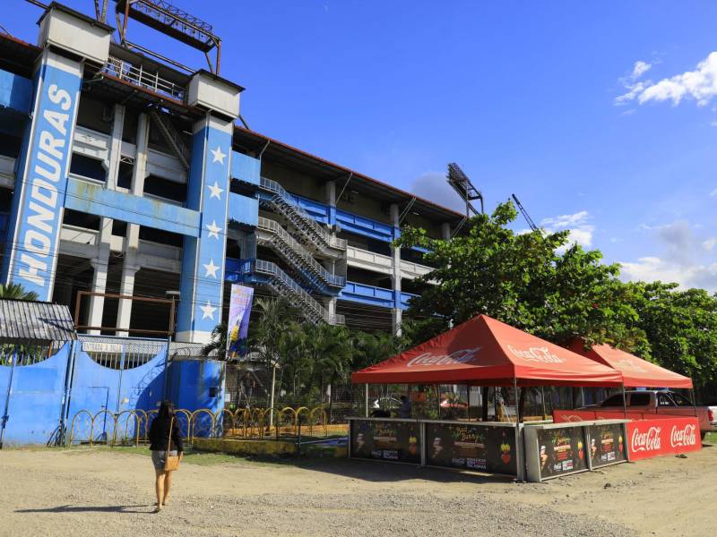 Afuera del estadio ya se instalaron diversas carpas y banners publicitarios, mientras el escenario promete ser un espectáculo de primer nivel.