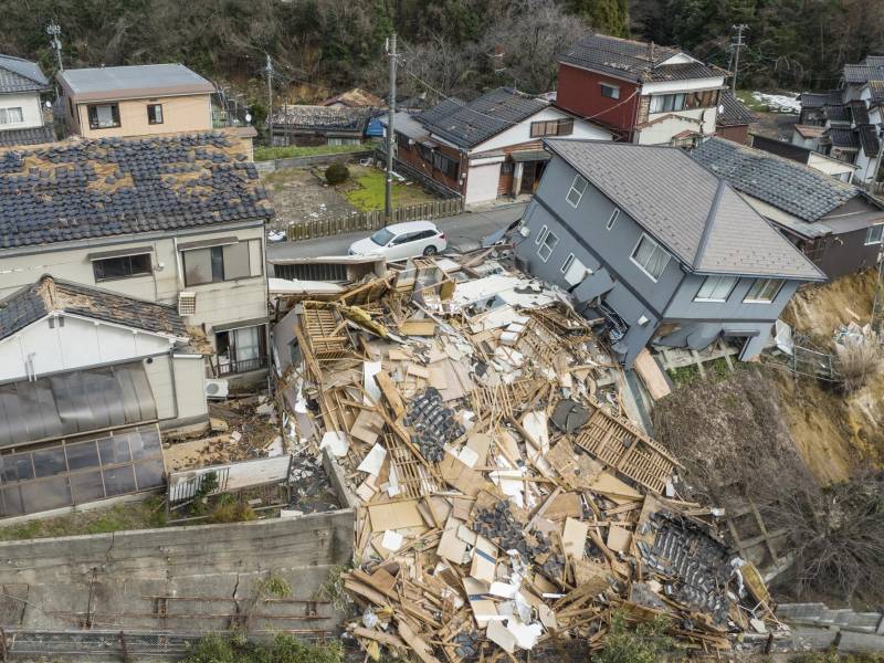 Decenas de casas resultaron destruidas tras el potente sismo en la costa occidental de Japón.