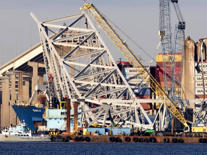 Fotografía de archivo del 5 de abril de 2024 del carguero Dali bajo los restos del puente Francis Scott Key, en Baltimore, Maryland (Estados Unidos).