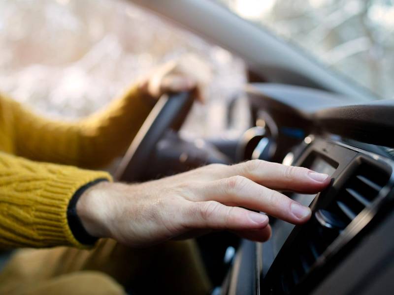 Antes de encender el aire ventile el vehículo abriendo las ventanas por algunos minutos.
