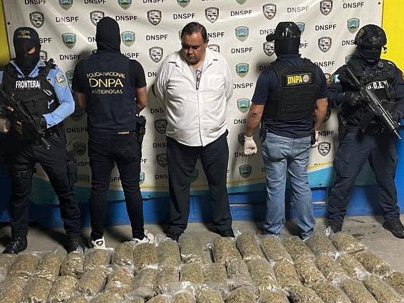 Óscar Gerardo Becerra García fue presentados por la Policía.