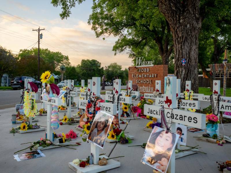Las autoridades de Uvalde colocaron un memorial frente a la escuela donde fueron abatidos 19 niños y 2 maestras.