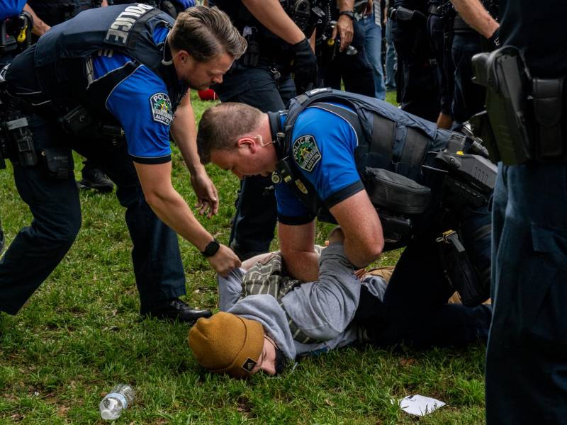 Las autoridades de ciudades de Estados Unidos anunciaron la detención de cientos de manifestantes en una ola de protestas propalestinos en <b>universidades</b>, lo que genera un clima de tensión creciente por el conflicto entre Israel y el grupo islamista Hamás en <b>Gaza</b>.