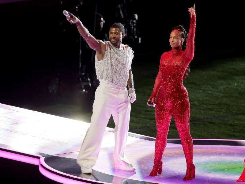 Usher y una de las artistas invitadas del show Alicia Keys durante su participación en el Super Bowl 2024.