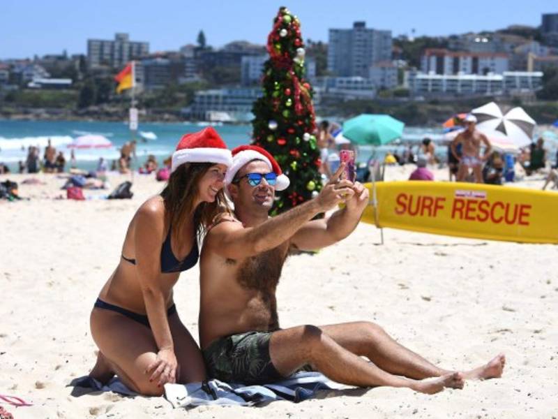 AUSTRALIA. Playa en fin de año. Disfrutan la fiesta de fin de año en una playa de Sydney por ola de calor, de alrededor de 40 grados. Foto: EFE