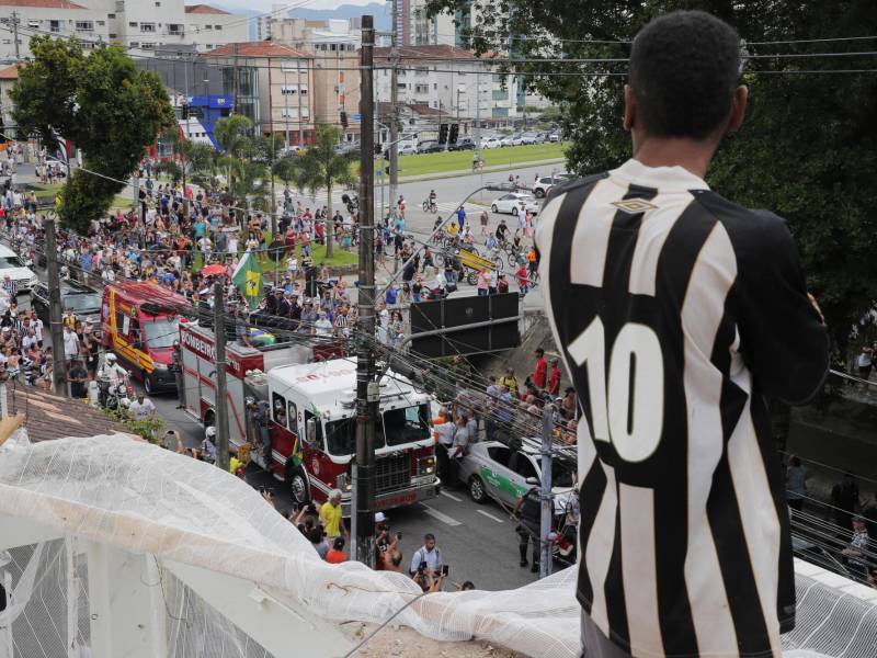 <b>Pelé</b> ya es eterno: sus restos mortales fueron sepultados este martes en la ciudad brasileña de Santos, tras una procesión en la que miles dieron su último adiós al “rey” del fútbol.