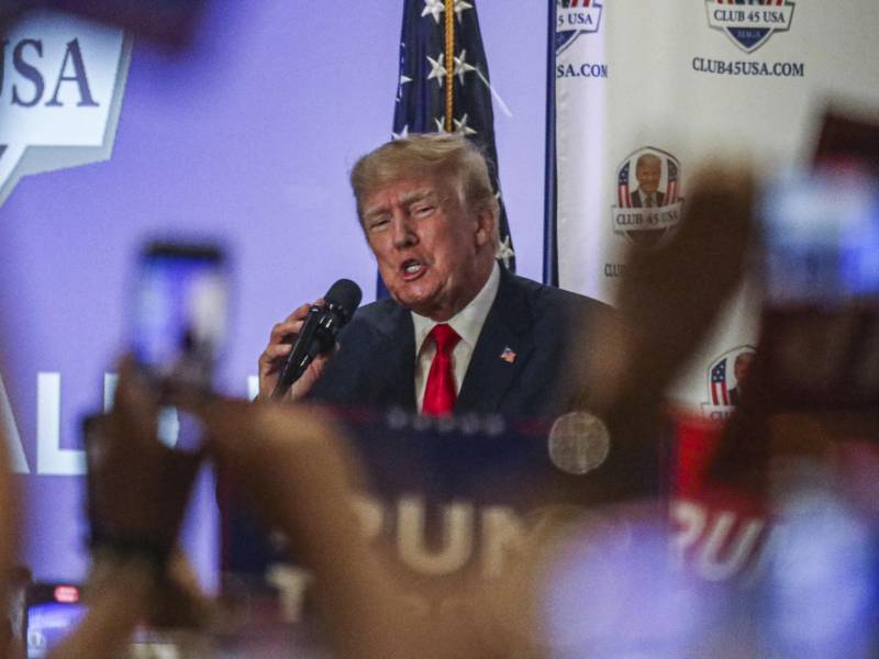 Trump participó en un evento de campaña con motivo del Día de los Presidentes en Estados Unidos.