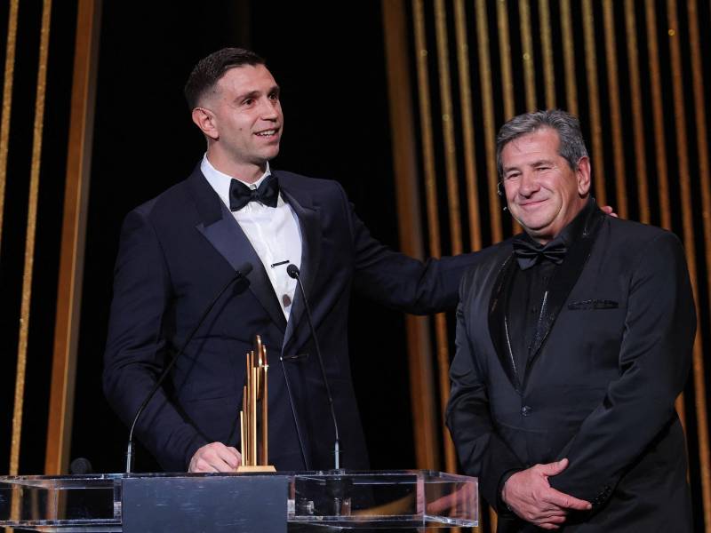 Emiliano “Dibu” Martínez con su galardón como mejor portero de la temporada.