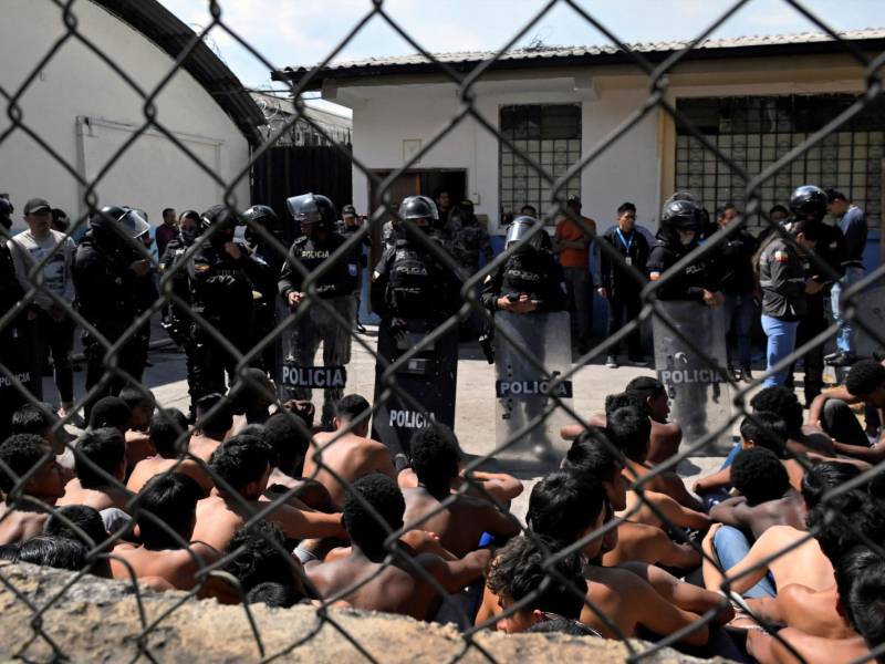 Una serie de explosiones, secuestro de policías y fuga de reos se registraron en las últimas horas en distintas partes de Ecuador, donde desde el lunes rige un estado de excepción, con toque de queda nocturno tras los incidentes ocurridos en unas seis cárceles del país.