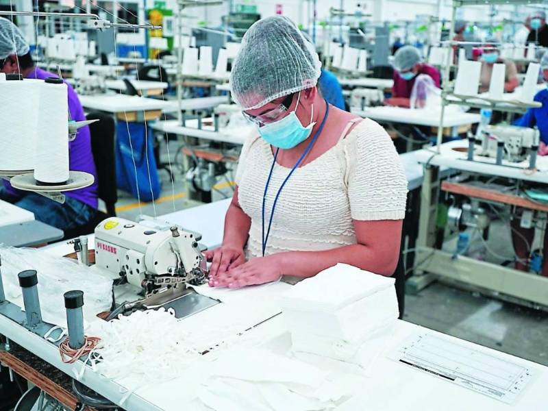 Operaria de maquila trabajando en Honduras | Fotografía de archivo