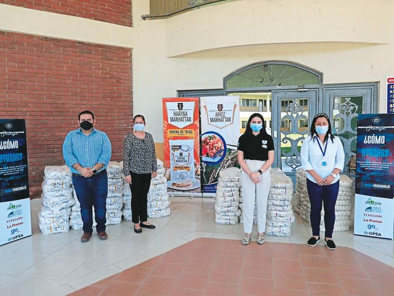 Representantes del Grupo Opsa, Fundación Mhotivo y la empresa Dieck en la entrega de 3,250 libras de arroz y harina de trigo. Foto: Melvin Cubas.