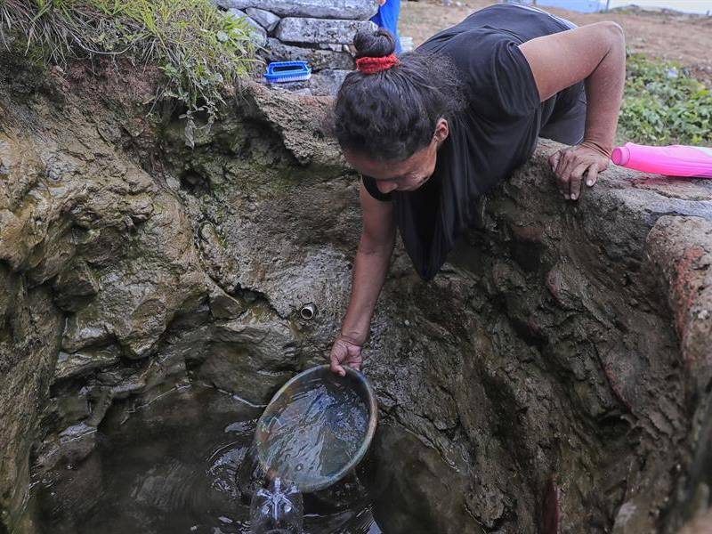 Mujeres lavan hoy ropa con el agua de un pozo que excavaron, en Tegucigalpa (Honduras).