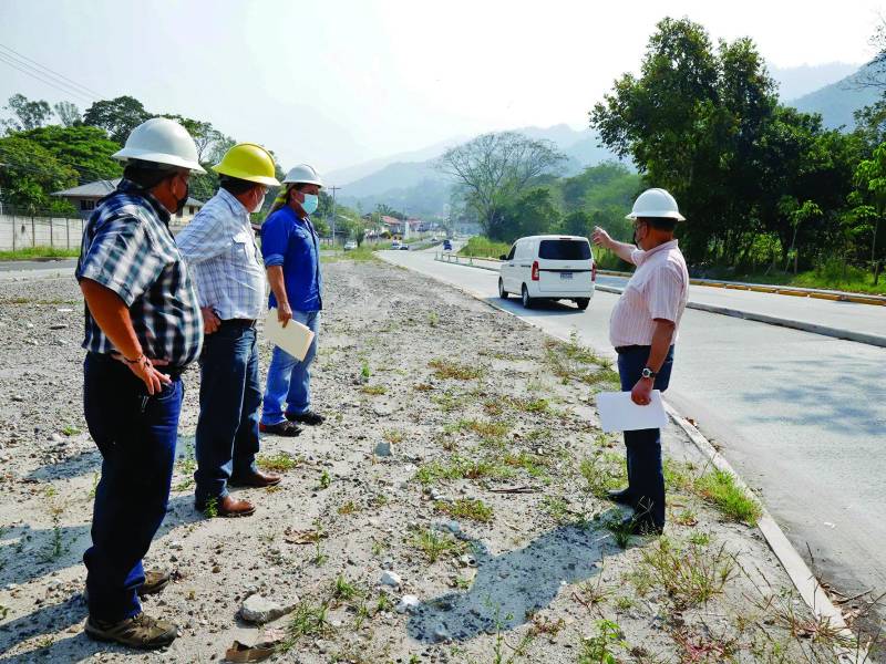 El gerente regional de la Enee, Leonardo Ramos junto con un equipo de trabajo inspeccionó la zona ayer. Franklin Muñoz.