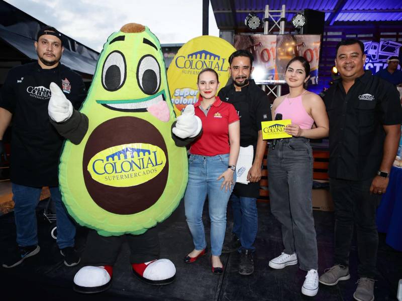 Chef Frank Arévalo junto a los hosts del evento y Francisco Pereira