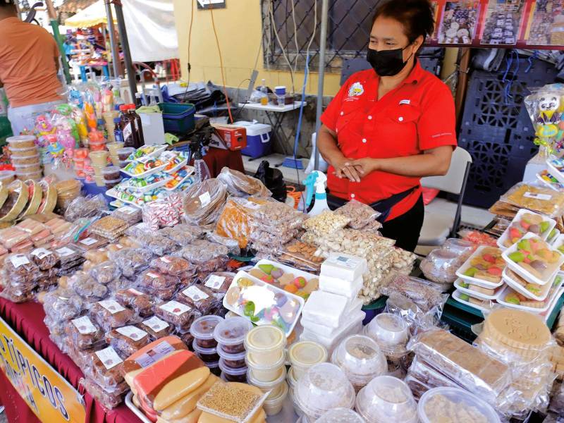 <b><span class=mln_uppercase_mln>Esfuerzo.</span></b> Una emprendedora participa con su negocio de dulces típicos en una feria.<span class=mln_uppercase_mln> Foto: Melvin Cubas.</span>