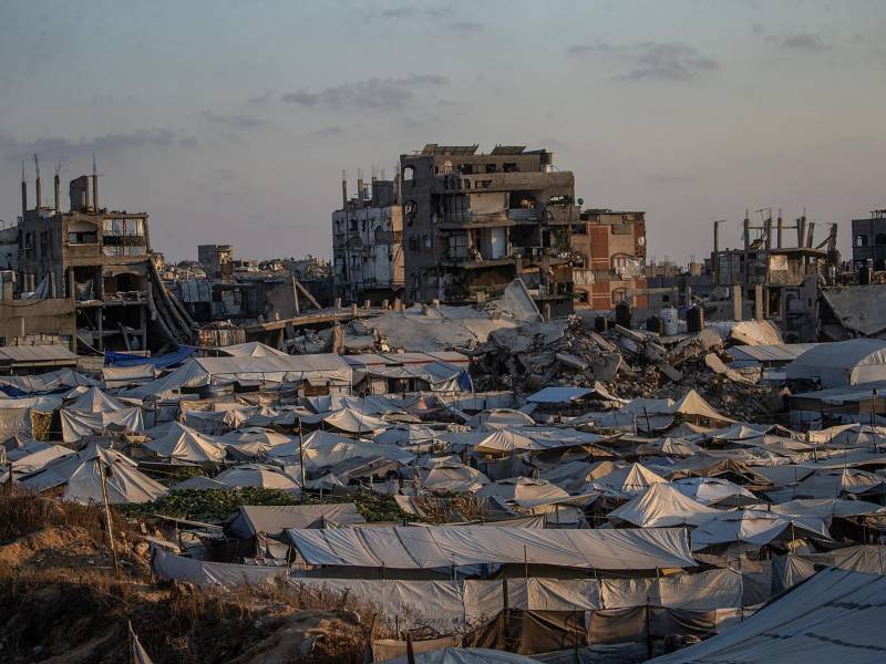 Se observan refugios improvisados de familias palestinas desplazadas entre los restos de sus casas en Jabaliya, al norte de la Ciudad de Gaza, el 07 de agosto de 2026. Alrededor de 1,9 millones de personas en Gaza, casi el 90 por ciento de la población, han sido desplazadas desde que comenzó el conflicto entre Israel y Hamás en octubre de 2023, según las Naciones Unidas.
