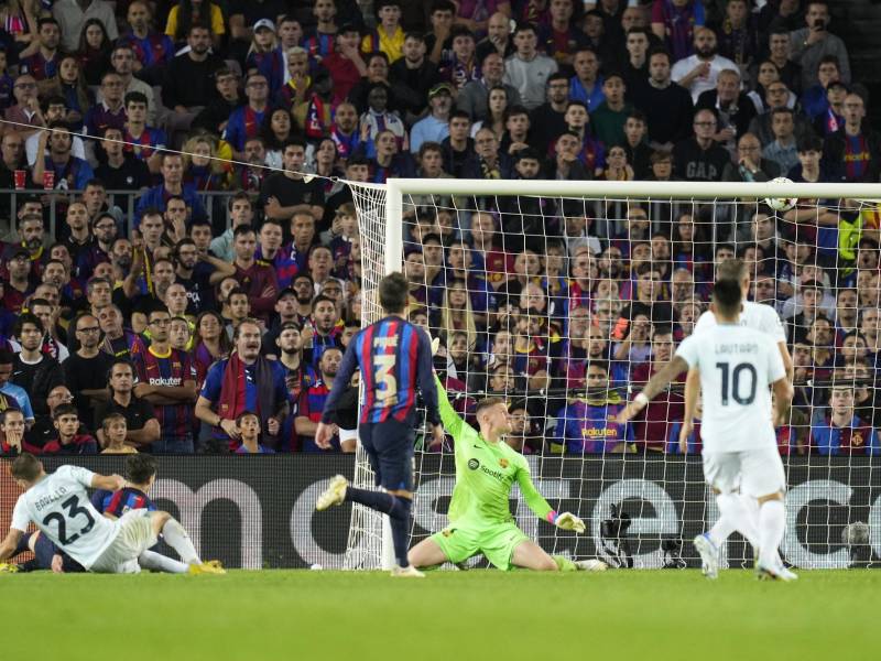 ¡Increíble! Terrible error de Piqué terminó en gol de Barella en el Barcelona - Inter