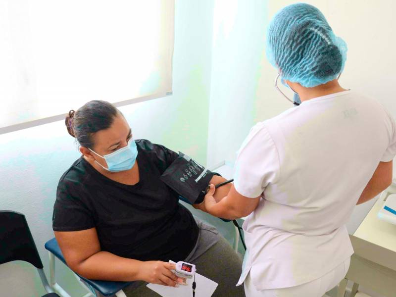 <b><span class=mln_uppercase_mln>APOYO.</span></b> Las personas de la tercera edad pagan L16 por la consulta.