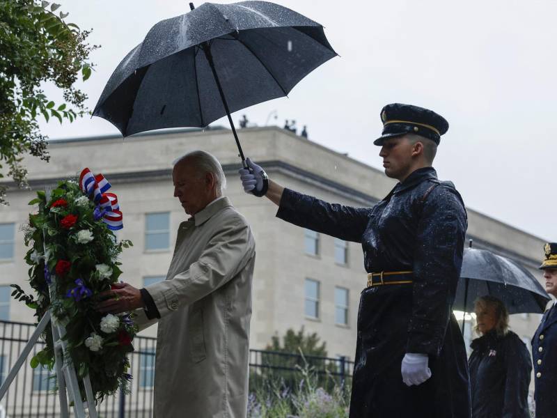 Biden colocó una ofrenda floral en honor a las víctimas de los atentados terroristas del 11 S.