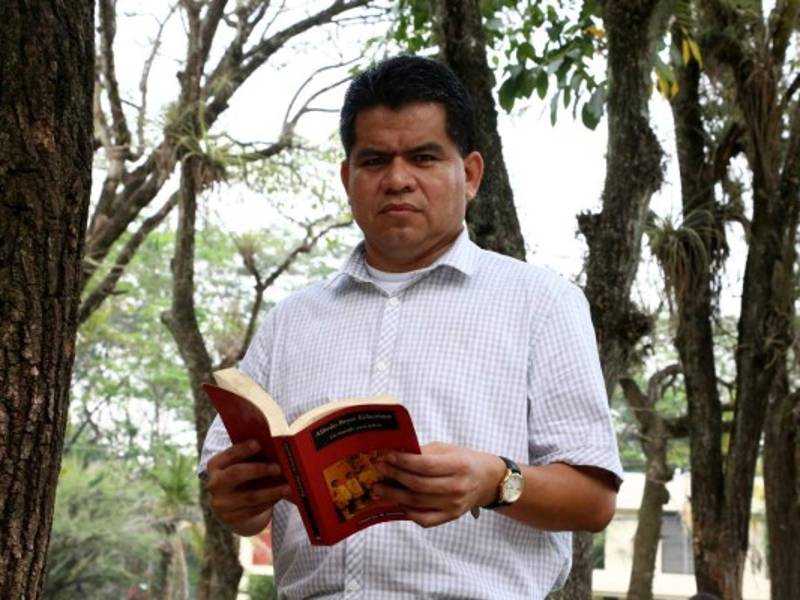 José Raúl López Lemus captado en una de las áreas de la Universidad Nacional Autónoma de Honduras en el Valle de Sula.