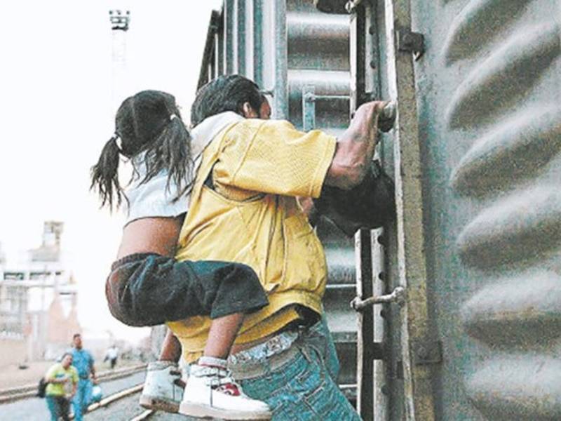 Muchos de los niños son llevados por coyotes contratados por algunos de suspadres en Estados Unidos.