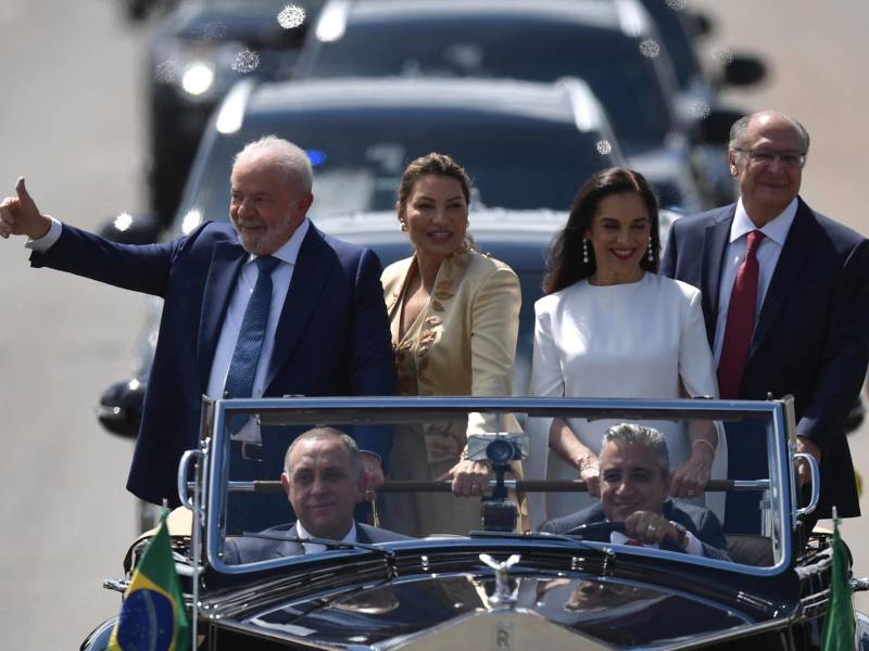 Lula llegó al Congreso tras desfile junto a su esposa, Rosangela y el vicepresidente Geraldo Alkmin, y su esposa, Maria Lúcia Ribeir en un Rolls Royce “Silver Wraith” sin capota.