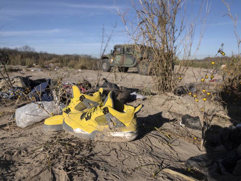 Vista de pertenencias de migrantes en la forntera estadounidense.