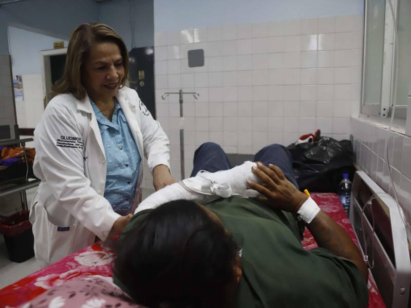 Xiomara Palacios atiende a uno de sus pacientes en emergencia de ortopedia.