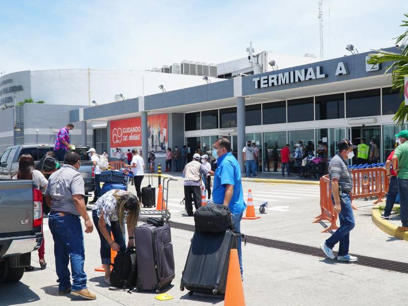 Durante la pandemia, una de las restricciones en los aeropuertos es que solo podían ingresar los viajeros y acompañantes se quedaban en la entrada.