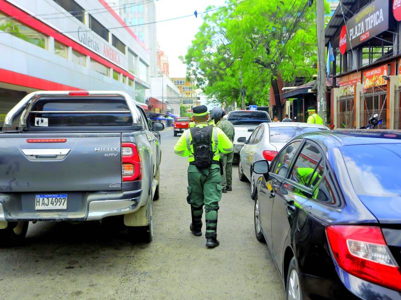 En el centro hay policías municipales inmovilizando, pero no son suficientes para el desorden en las calles y avenidas.