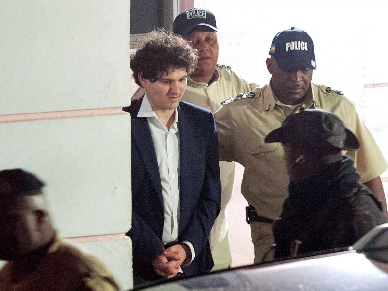 El fundador de FTX, Sam Bankman-Fried, fue detenido en las Bahamas por fraude y enfrenta una petición de extradición.