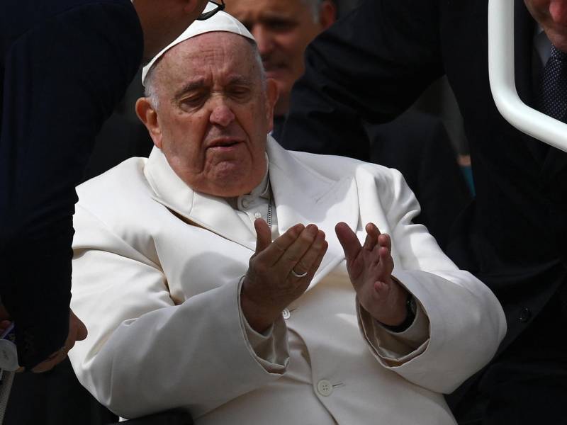 El Papa Francisco se mostró con gestos de dolor tras finalizar la audiencia de este miércoles en el Vaticano. Fue hospitalizado unos minutos después.