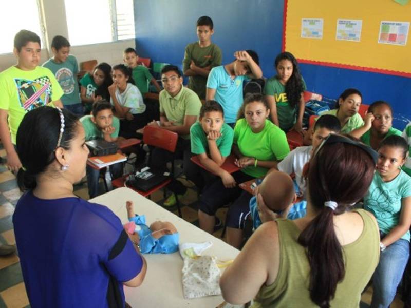 Estudiantes son capacitados sobre embarazos.
