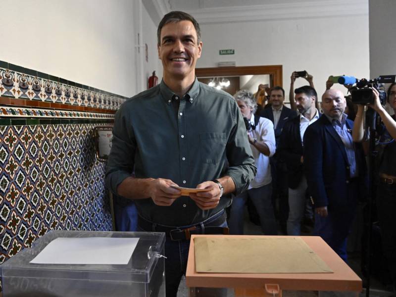 El primer ministro de España, Pedro Sánchez, deposita su voto en las elecciones legislativas de este domingo.