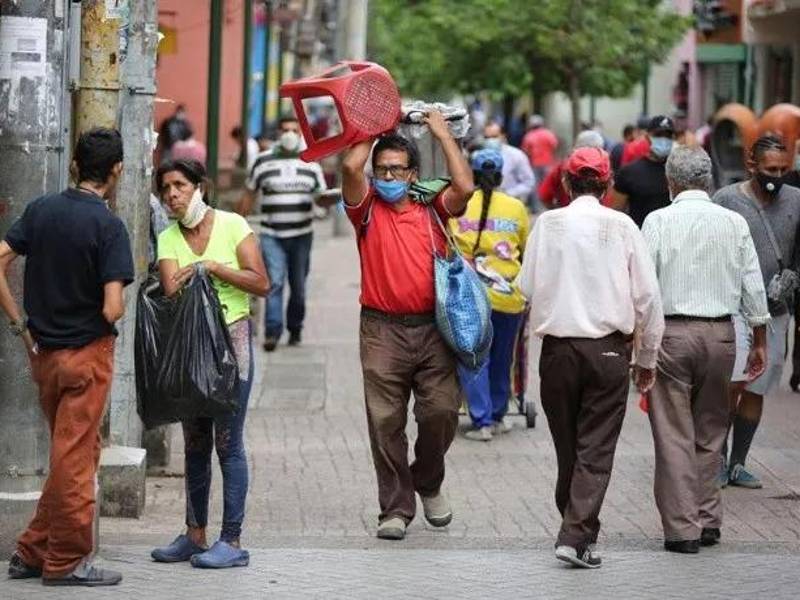 Un vendedor ambulante camina por el Parque Central de Tegucigalpa (Honduras).