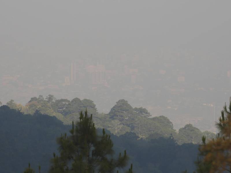 Fotografía que muestra bruma ocasionada por incendios forestales esta semana en Tegucigalpa.