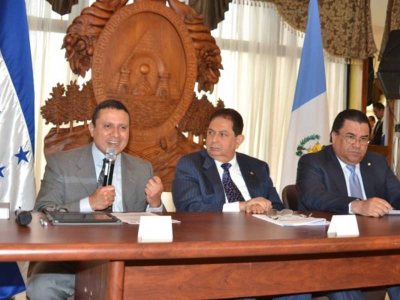 Carlos Raúl Morales, canciller de Guatemala; el ministro General, Jorge Ramón Hernández, y el canciller Arturo Corrales.