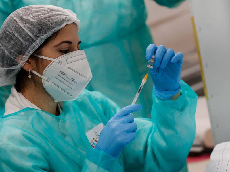 Ómicron se está extendiendo rápidamente en países con altos niveles de población inmunizada.