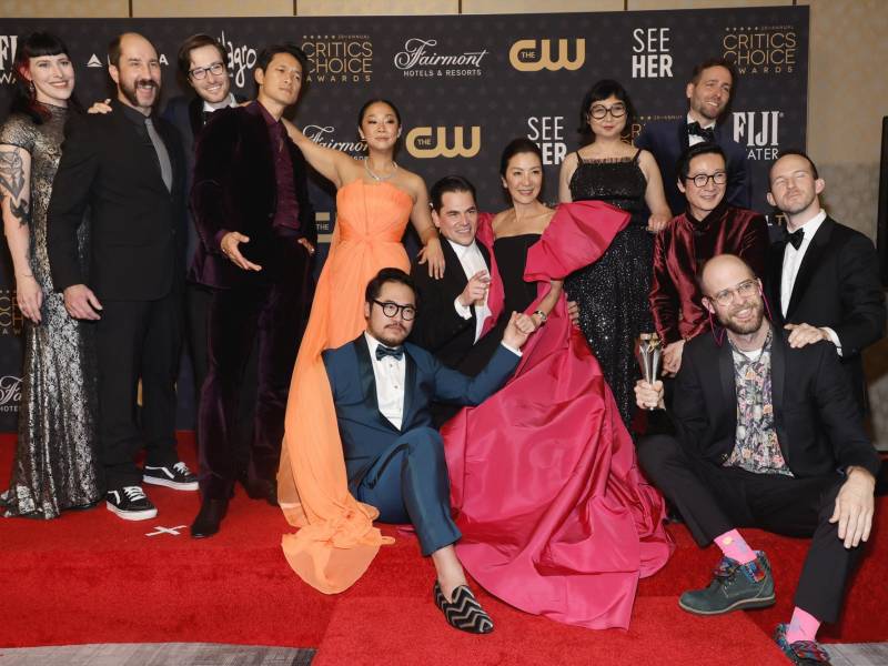 La película de ciencia ficción “Todo en todas partes al mismo tiempo” logró este martes 11 nominaciones a los premios Óscar y lidera la carrera por las codiciadas estatuillas, que se entregarán el 12 de marzo en Hollywood. Le siguen el film antibelicista alemán “Sin novedad en el frente” y la comedia negra irlandesa “Los espíritus de la isla” (“Almas en pena de Inisherin”, en España), cada una con nueve nominaciones de la Academia de Artes y Ciencias Cinematográficas.