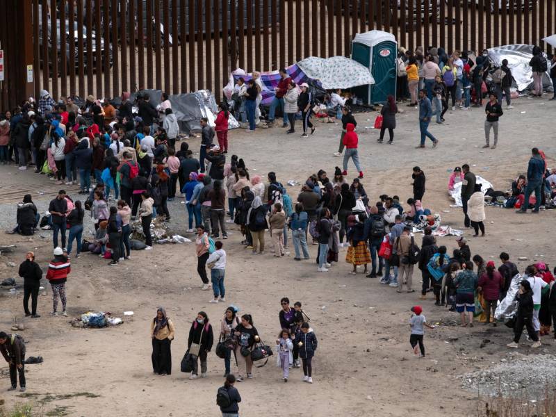 Miles de migrantes hacen fila en la frontera de EEUU para entregarse a la Patrulla Fronteriza.