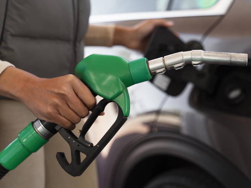 Imagen referencial de una persona cargando de combustible su vehículo.