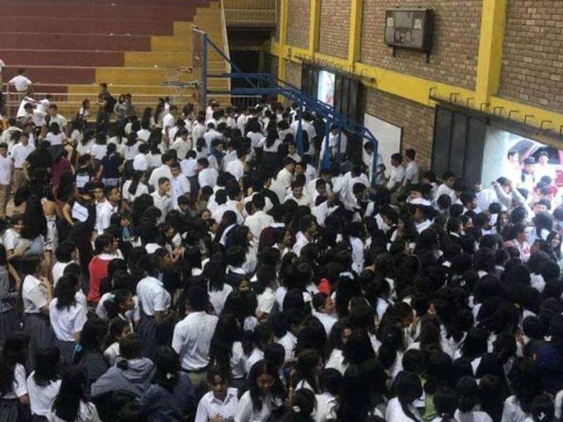 En el gimnasio del Instituto José Trinidad Reyes habían al menos 1,500 estudiantes.
