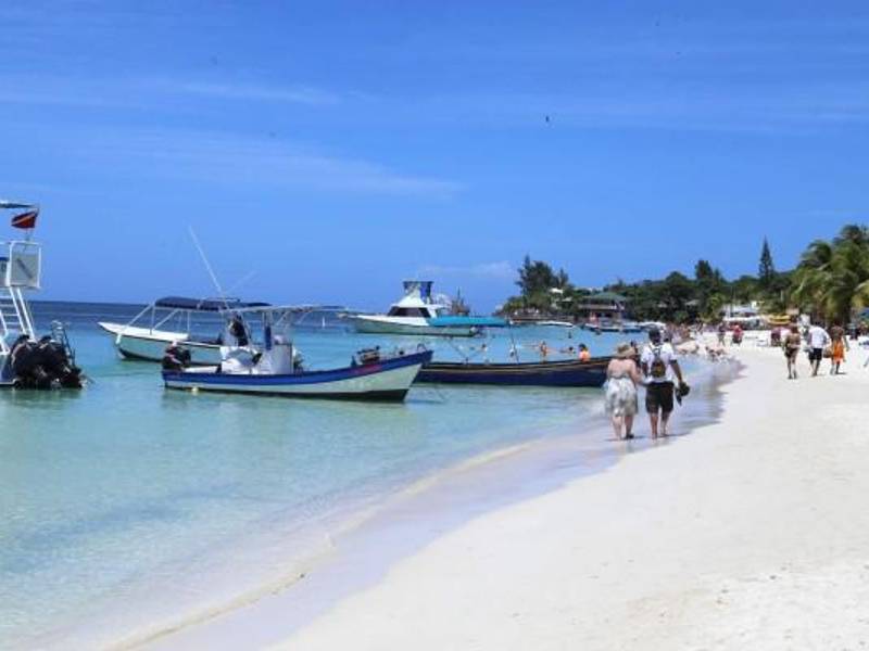 Las playas de Roatán siempre están en la lista de los destinos a visitar en Semana Santa 2024.