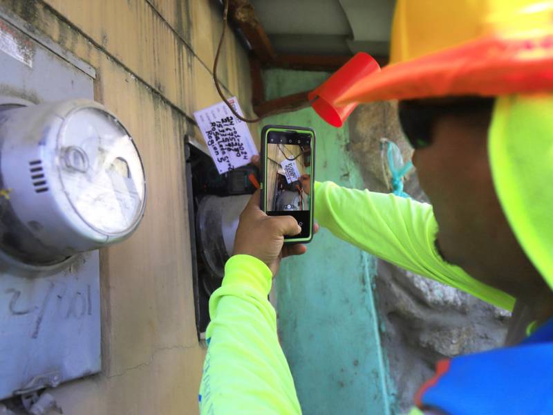 La Enee comenzó el proyecto RAE en la residencial Villas Mallorca, que incluye revisión de contadores. Fotos: Melvin Cubas